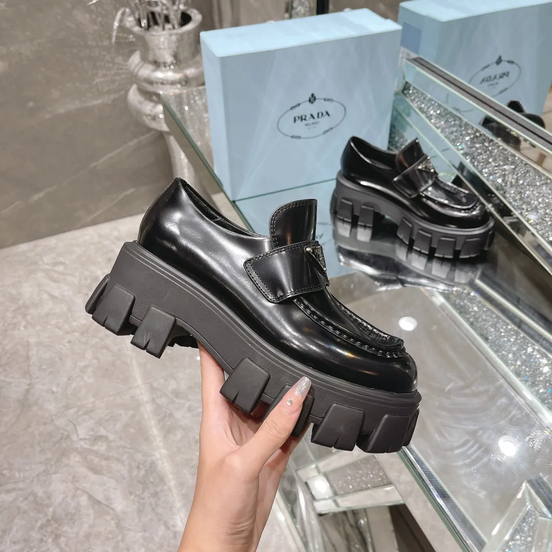 👟👟Ex-factory price 480👟👟 PRADA will be cheating this year💋 Prada, the invincible cheater, instantly releases all the beautiful shoes that are fairy shoes👠All of them are my favorite😍New models developed at the original store! High-end casual shoes, a one-to-one copy of the original perfect last shape. Perfect workmanship. Perfect choice for you. High-end goods have pictures and truth! Supports various comparisons! It is comfortable and elegant to wear. The original molded outsole is a 1:1 replica. It adopts non-slip and wear-resistant imported TPU combined outsole, which is vacuum combined to form a thick sole~ 💥Fabric: Imported open-edge beaded cowhide 💥Sole thickness: 5.5cm. Really good product. Worth owning 💥Color: Black White 💥Size: 35-40